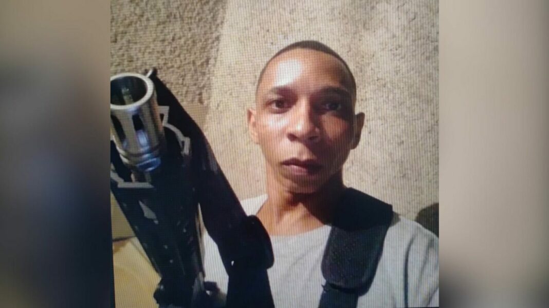 Líder do tráfico armado com fuzil morre em confronto com a PM