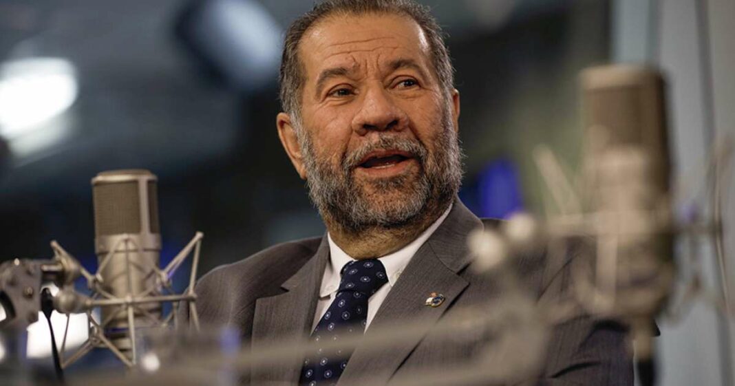 Carlos Lupi nega omissão em fraudes no INSS e ordena apuração