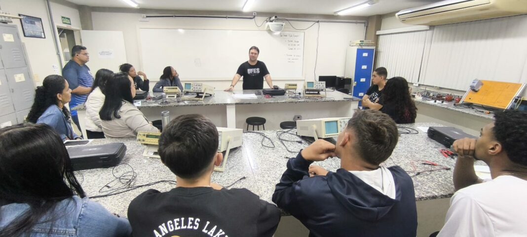 Alunos da EJA de Guaçuí visitam a Ufes em atividade científica