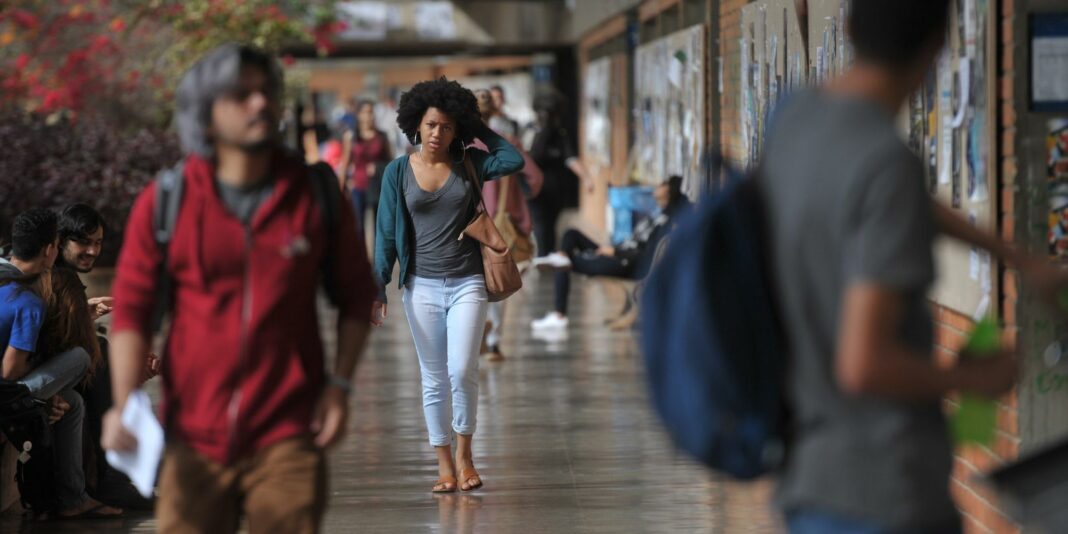 Bolsas para alunos negros acessarem ensino superior são oferecidas