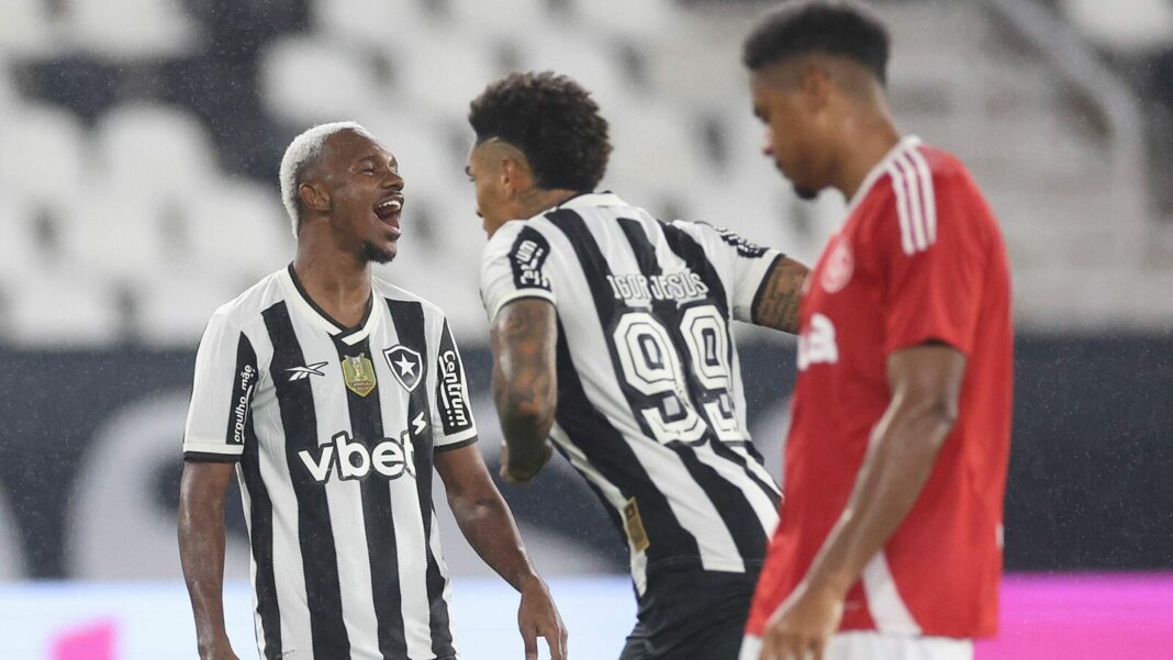 Botafogo vence Internacional com grandes gols no Brasileirão