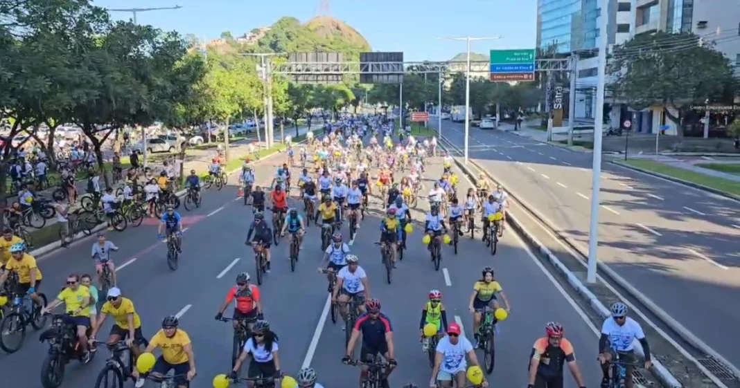 Ciclistas ocupam ruas de Vitória e Vila Velha em pedalaço pela paz