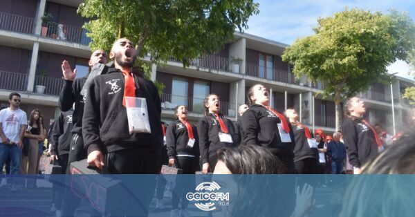 Cortejo académico condiciona trânsito no centro de Viana