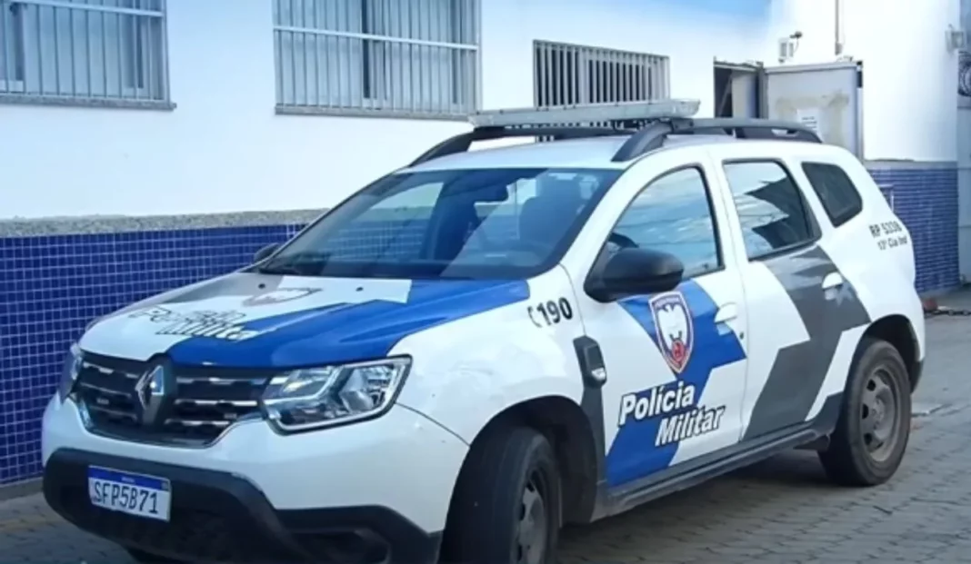 Homens são baleados por criminosos em carro azul