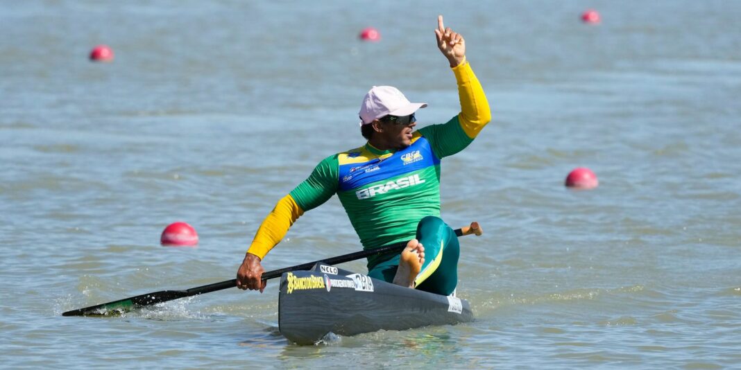 Isaquias Queiroz conquista ouro na Copa do Mundo de canoagem