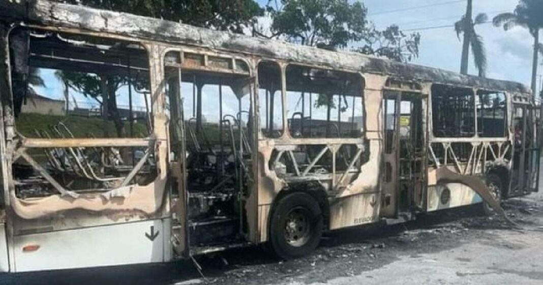 Jovem preso em operação contra suspeitos de ataque a ônibus
