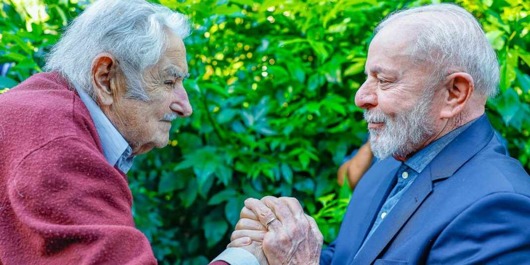 Lula comparece a funeral do ex-presidente uruguaio Pepe Mujica