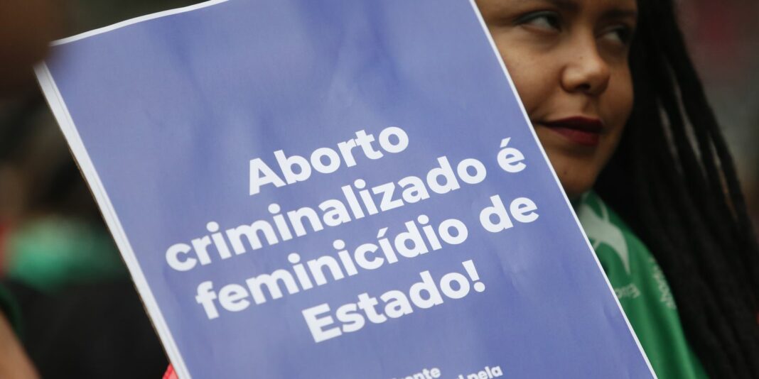 Meninas mães ultrapassam 14 mil e apenas 1,1% conseguiram aborto legal