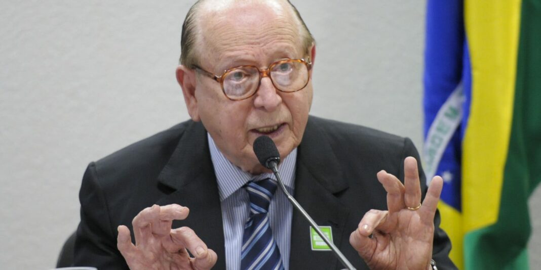 Morre no Rio o escritor e gramático Evanildo Bechara aos 97 anos