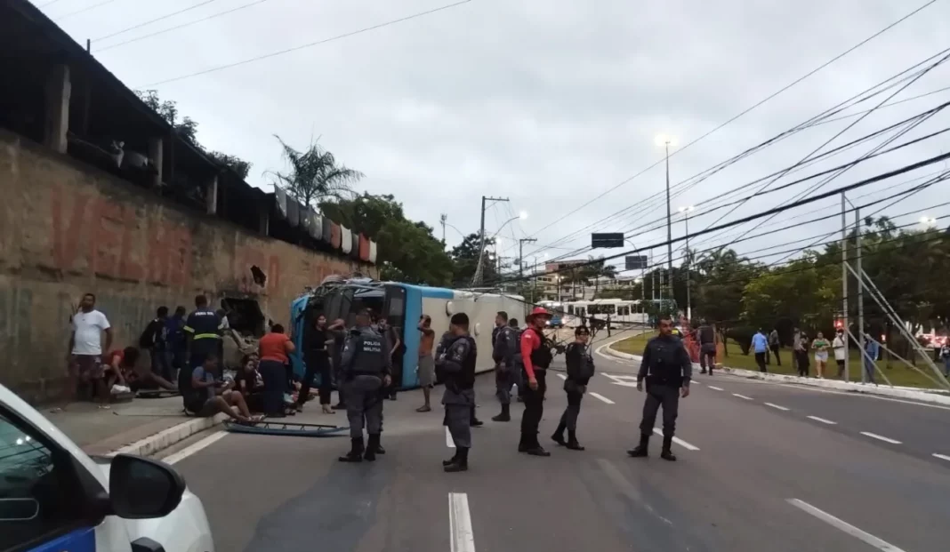 Ônibus do Transcol tomba e causa feridos em Cariacica
