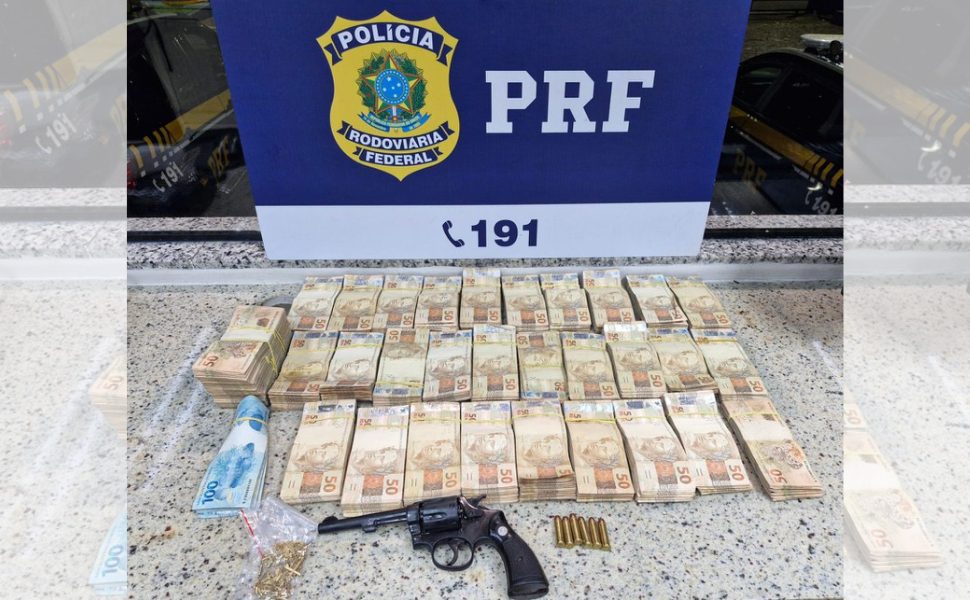 PRF apreende arma, R$ 172 mil e joias durante fiscalização em Guarapari