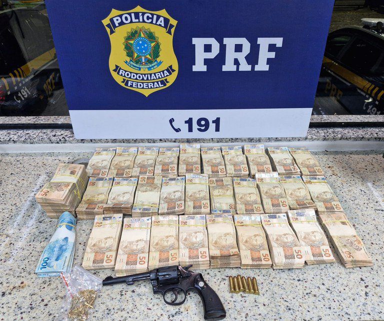 PRF apreende dinheiro e arma, e prende suspeitos em Guarapari
