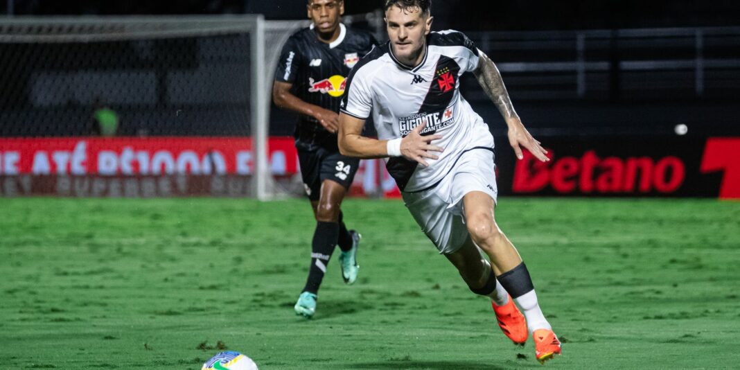 Vasco enfrenta Bragantino em busca de distância da zona de rebaixamento