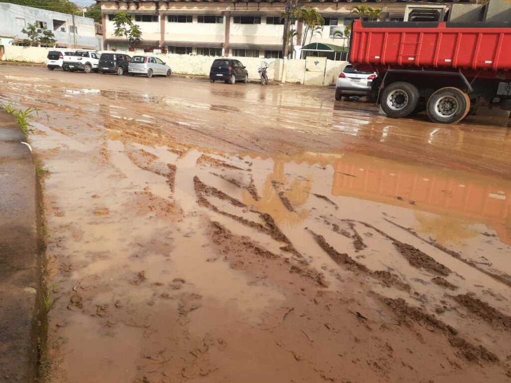 Escola Francisco Araújo em dia de chuva escola francisco araujo chuva