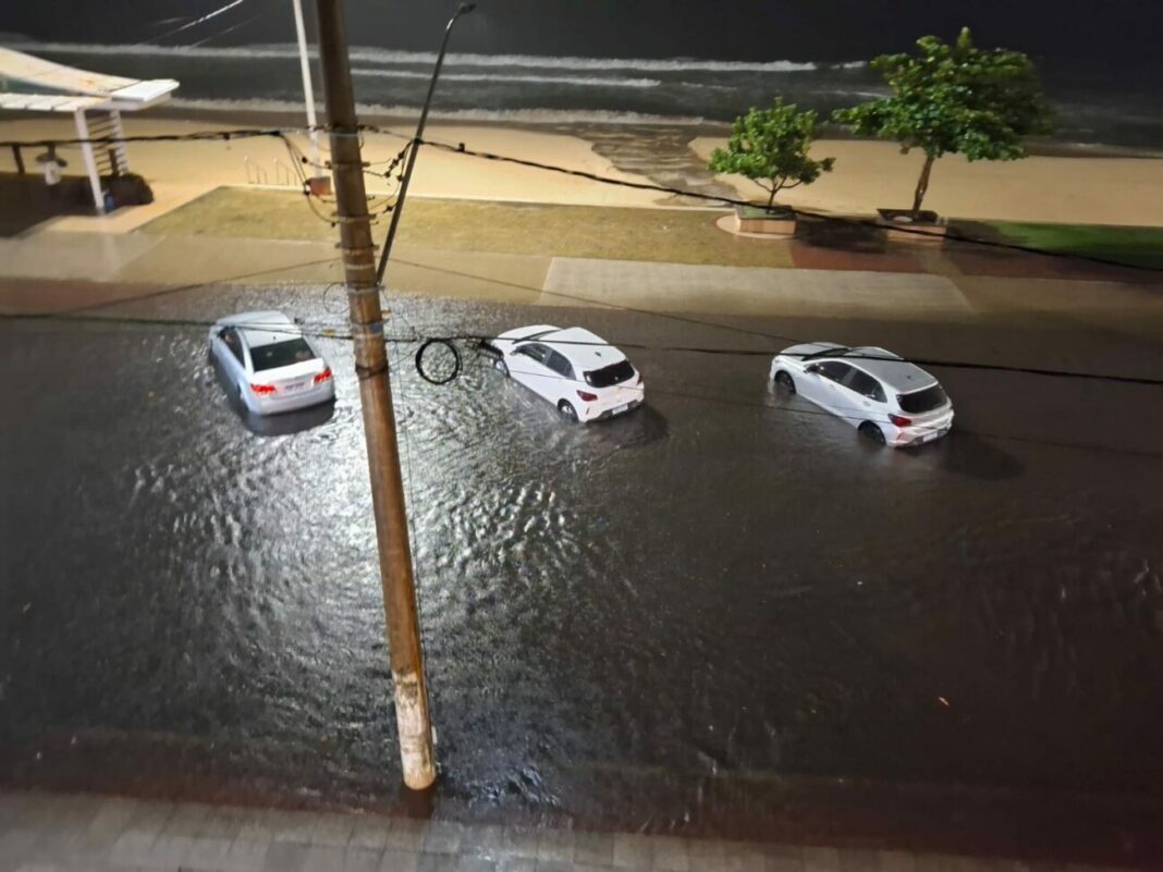 Alagamentos em diversos bairros de Guarapari devido a temporal