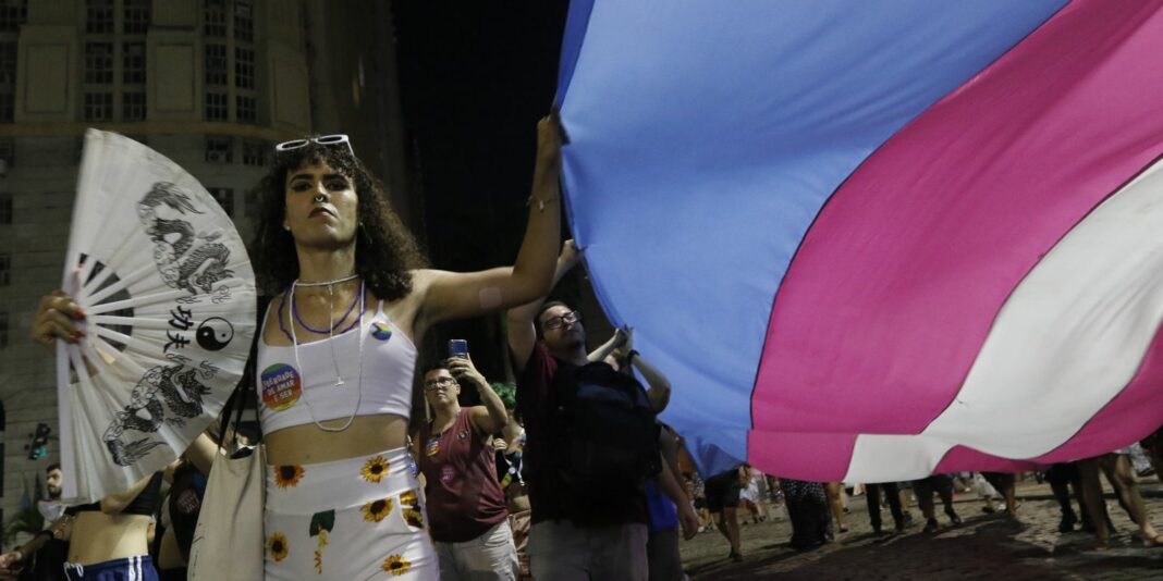 População trans critica proposta de nova idade mínima para terapia hormonal