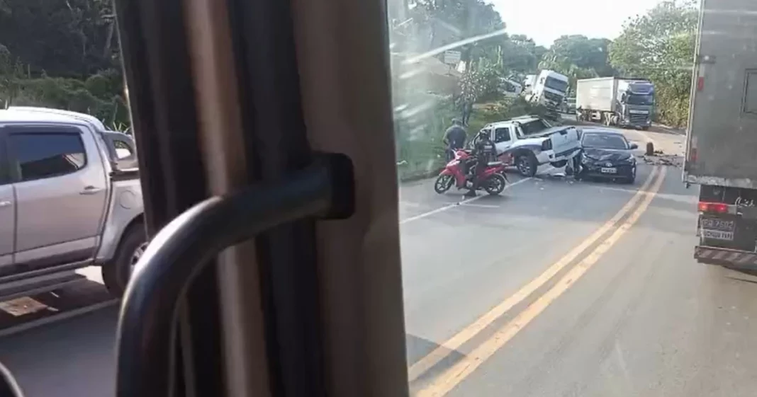 Acidente com dois carros e uma carreta interdita trecho da BR 101 em Fundão