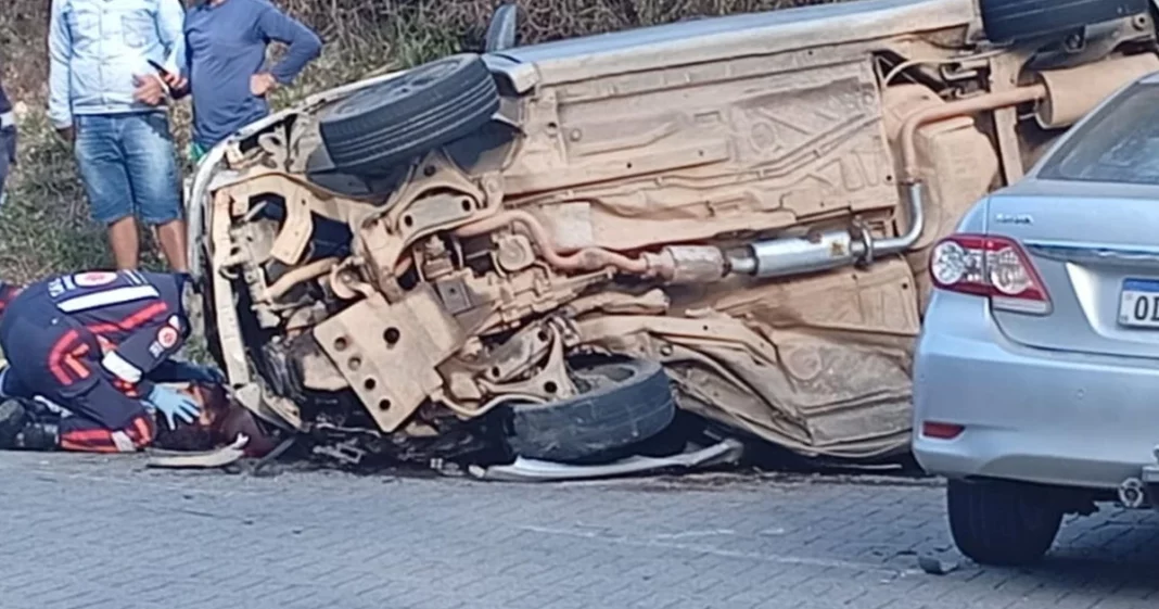 Carro bate em outro veículo e capota na ES 164 em Domingos Martins
