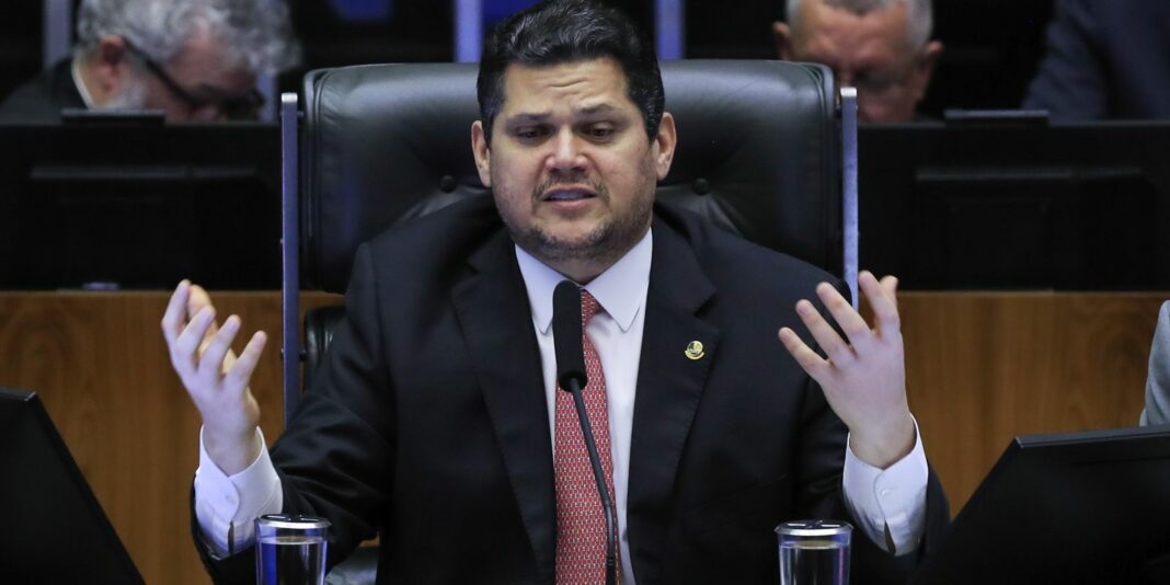 Alcolumbre apresenta requerimento para criação de CPMI sobre INSS
