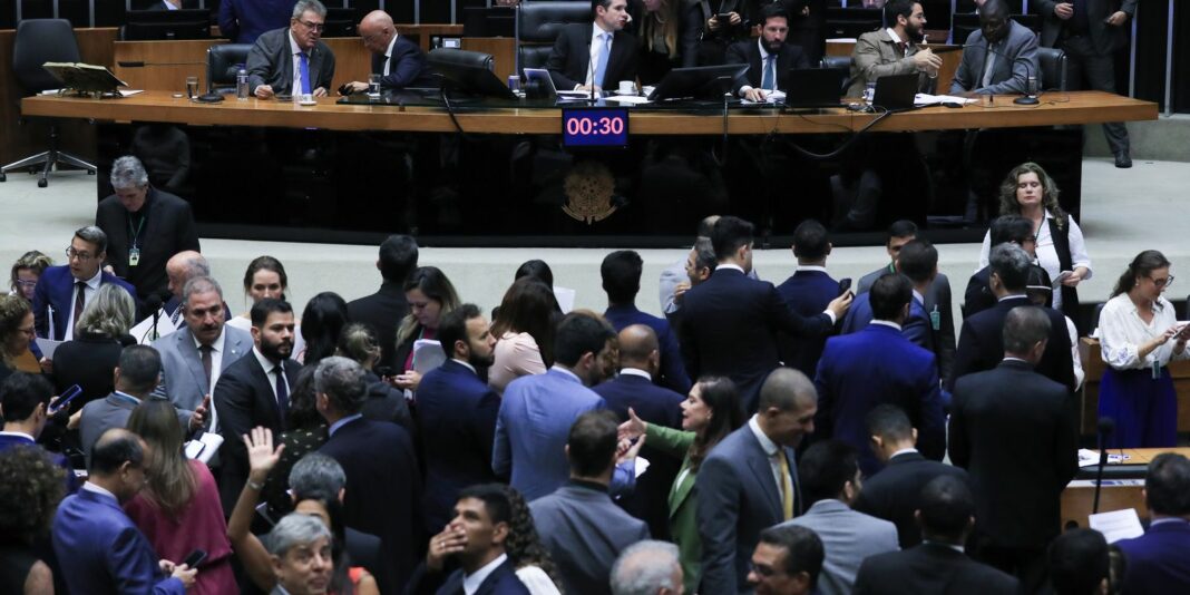Câmara aprova urgência para a suspensão do decreto do IOF