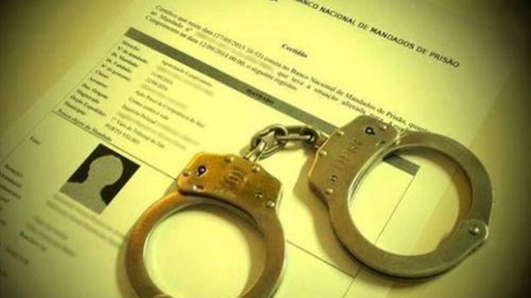 Disque Denúncia 181 foragido com mandado de prisão por homicídio é capturado em bar no bairro Bela Vista em Guarapari