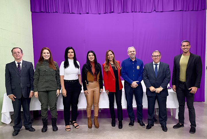 Entrega de carteiras de identidade nacional a internas do sistema prisional