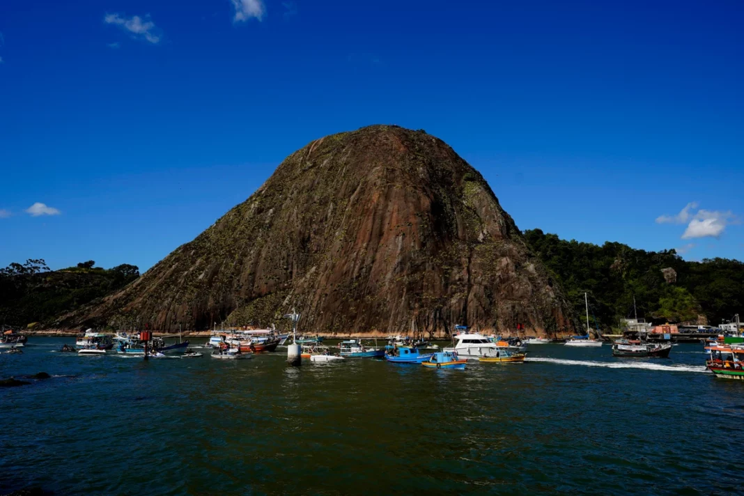 Festa de São Pedro: imagens da procissão marítima na baía de vitória