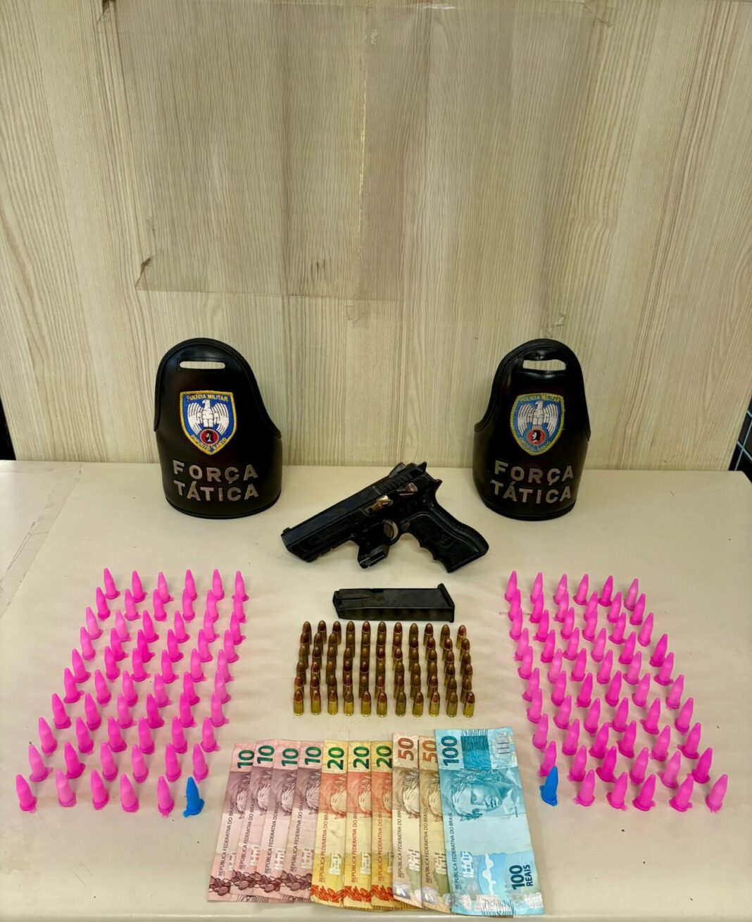força tática apreende arma drogas e munições no bairro jaburuna em vila velha