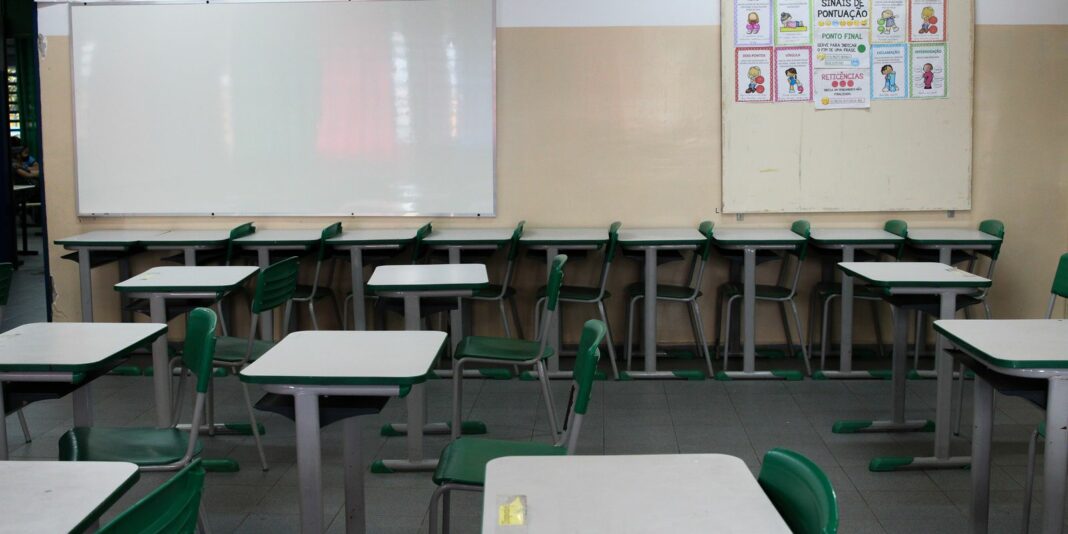 Justiça exige explicações da prefeitura sobre privatização de escolas