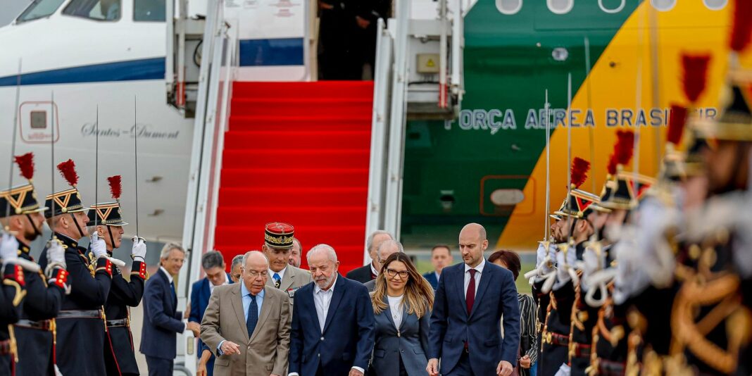 Lula chega a Paris para visita de Estado e diálogo com empresários