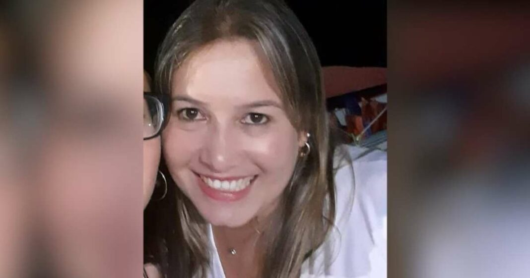 Homem agride mulher com socos e chutes e diz ser 'briga de casal'