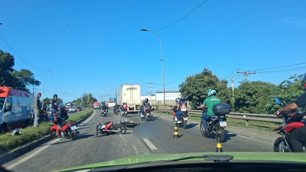 Acidente gravíssimo entre motocicletas e carreta deixa um motociclista morto na BR-101 no município da Serra