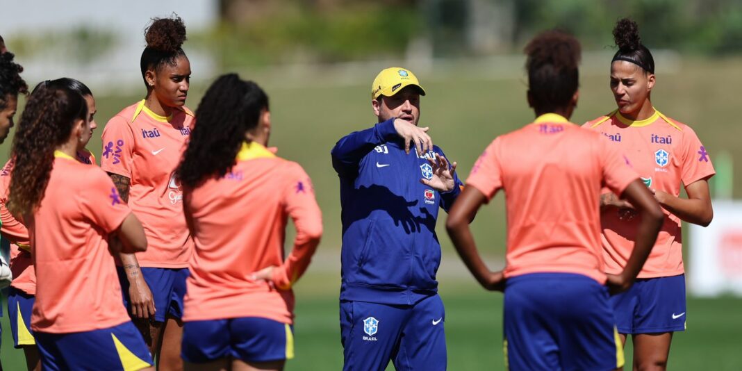 Arthur Elias reconhece Brasil como favorito na Copa América