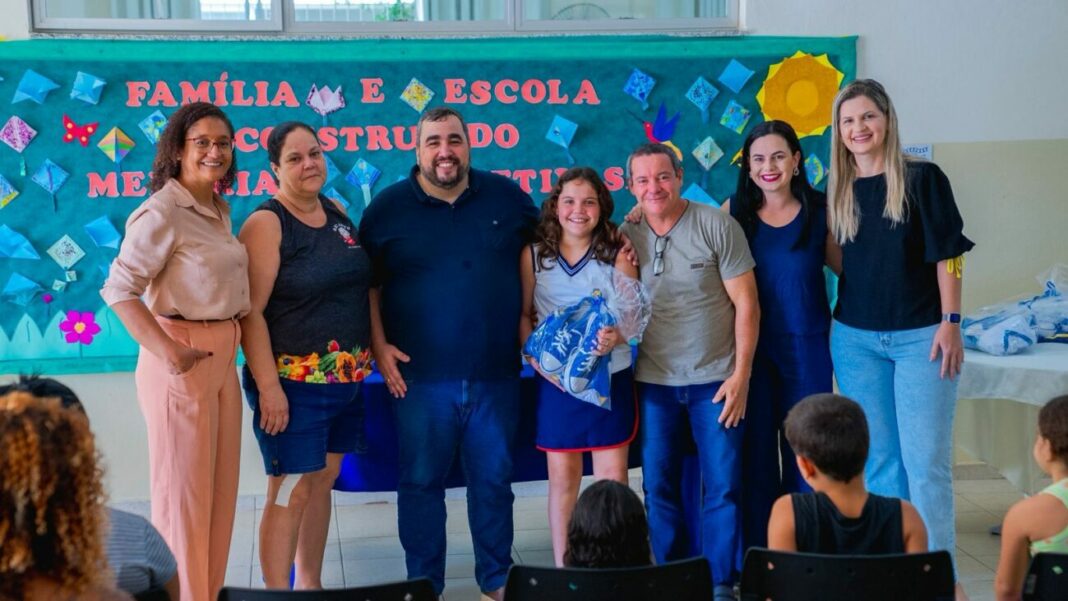 Guarapari inicia entrega de novos uniformes escolares para mais de 24 mil alunos