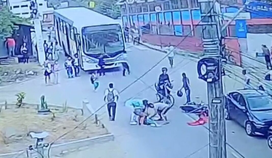 Criança atropelada por moto em frente à escola