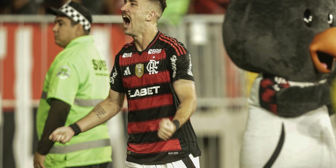 Flamengo derrotam o Galo e assume liderança do Campeonato Brasileiro