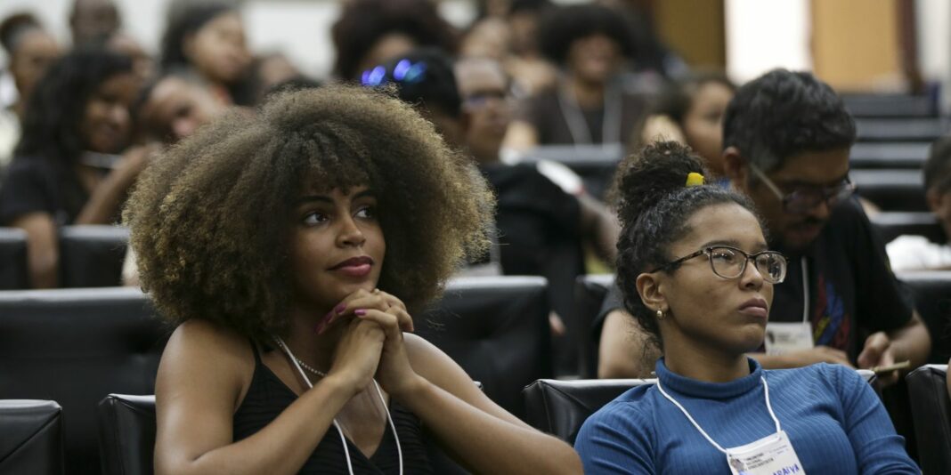 Pós-graduação é dominada por população branca, revela estudo