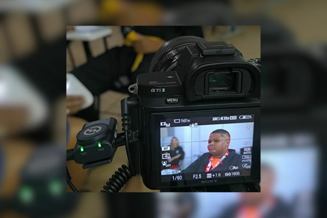 O projeto incentiva a juventude negra local ao oferecer aulas gratuitas de cinema e documentário em bairros periféricos de guarapari.