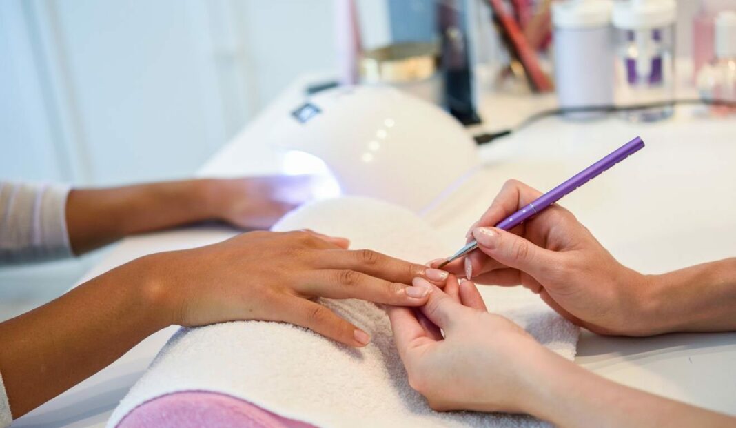 Serra oferecerá cursos gratuitos de nail design e design de sobrancelhas