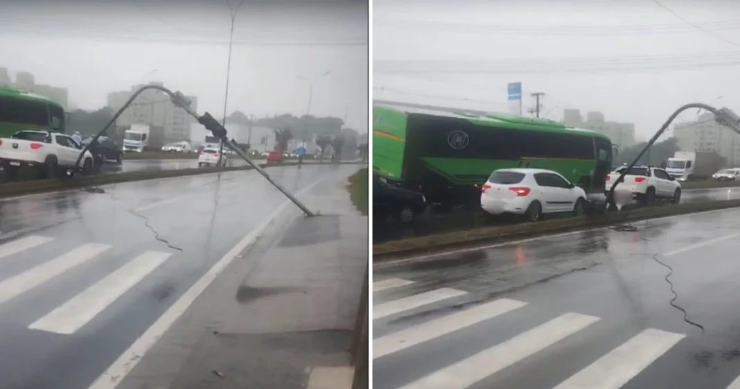 Ônibus derruba semáforo na br 101 e interdita parte de Ônibus derruba semáforo na br 101 e interdita parte de rodovia na serra