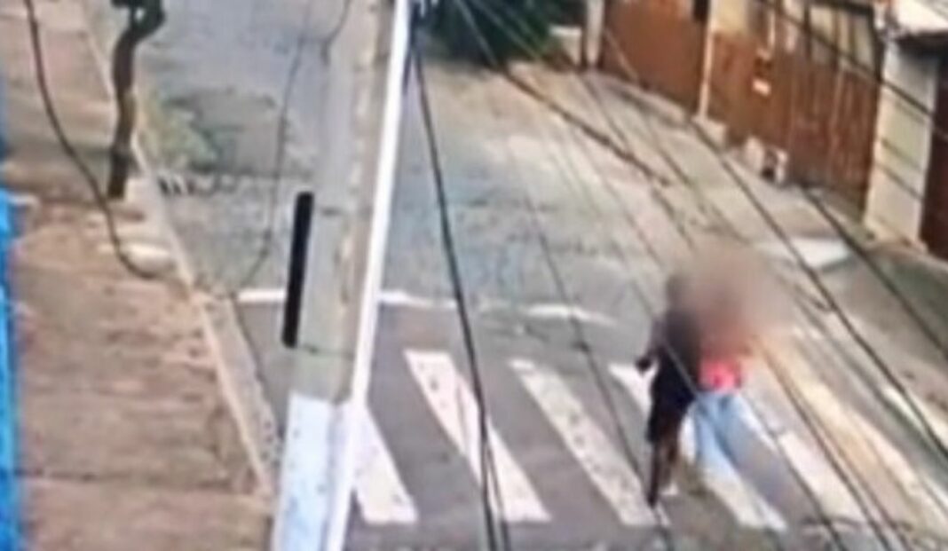 Câmera flagra homem agredindo namorada no interior do es