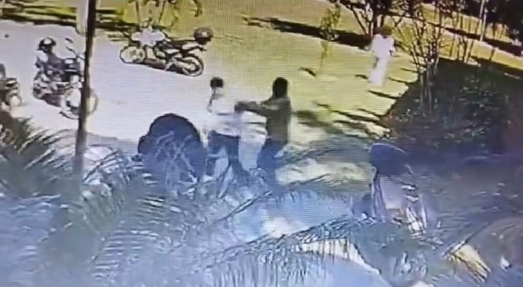 Homem agride mulher aleatoriamente com socos e chutes na Ufes