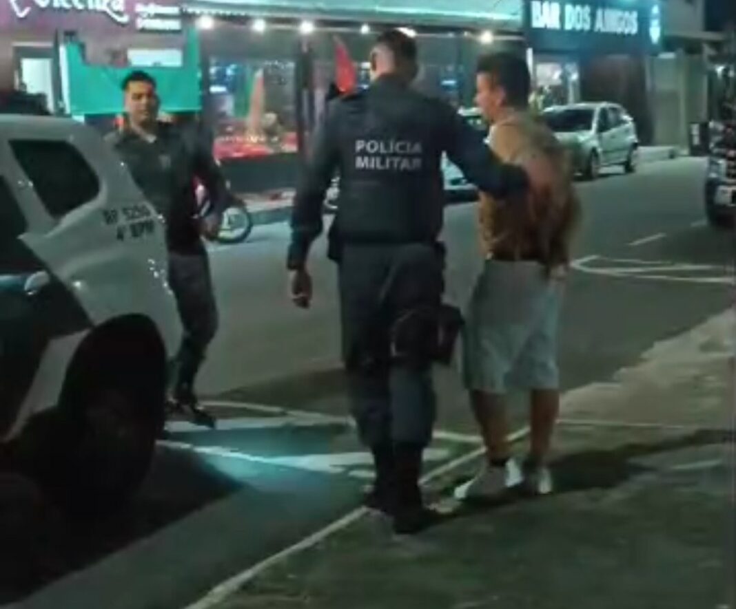 Homem é preso em flagrante após agredir companheira dentro de veículo em Itapuã no município de Vila Velha