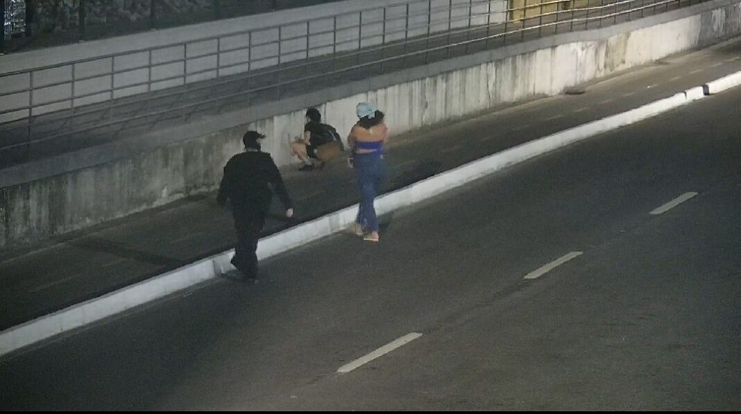 Mulher com criança no colo é filmada por câmera de videomonitoramento pinchando muro em Vitória