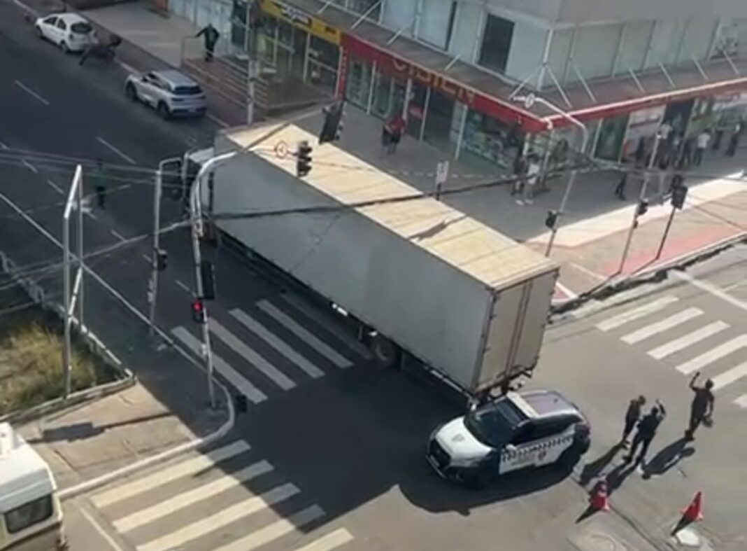 Postes caem e deixam semáforos pendurados em via bastante acessada no município de Vila Velha