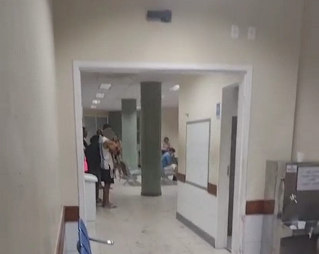 Homem dar soco em porta de vidro de unidade de pronto atendimento e acaba se cortando em Cariacica