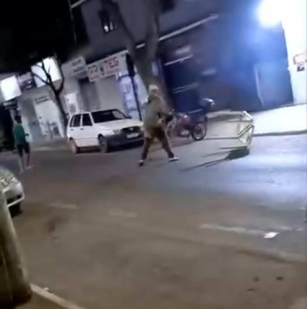 Homem com motosserra ligada ameaça clientes em bar após ser impedido de consumir mais bebida alcoólica em Santa Maria de Jetibá