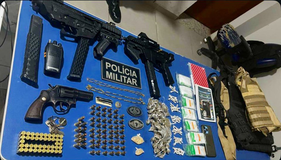Polícia Militar prende homem com drogas e armas e outro indivíduo com mandado de prisão em aberto em bairros de São Mateus