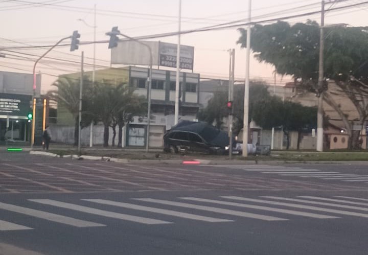 Motorista sem CNH bate carro e destrói totem de segurança na Serra