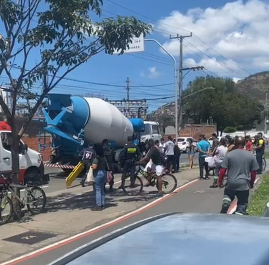Motociclista morre após cair debaixo de caminhão em Vitória